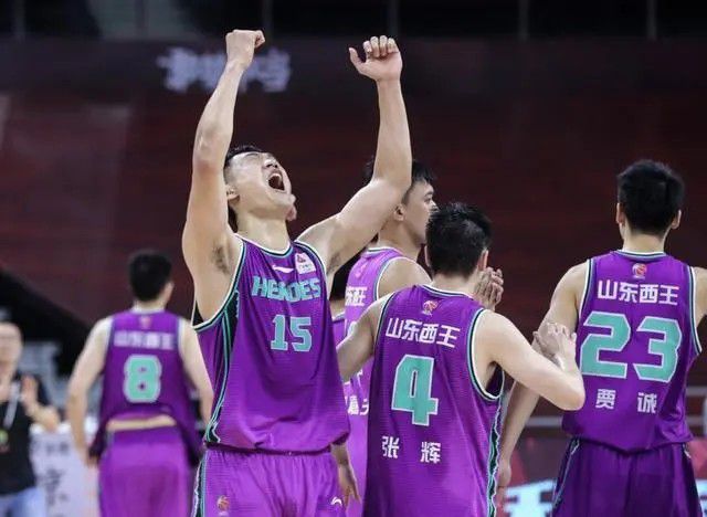 发现包厢里全是一帮老头，他便放下心来。